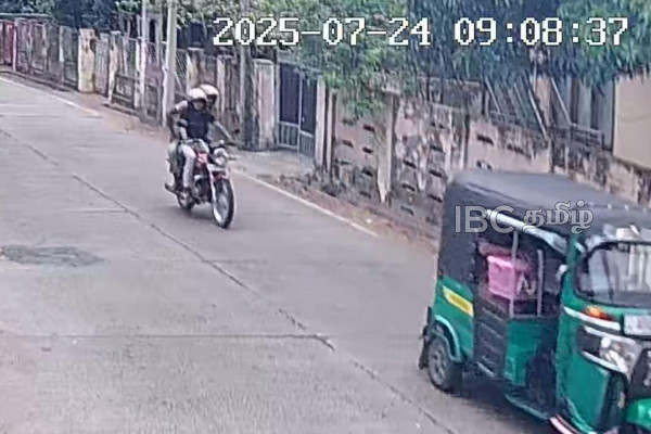 மட்டக்களப்பில் காலைவேளை இடம்பெற்ற துணிகரம்: மூதாட்டி வைத்தியசாலையில் | Two Men Motorcycle Cut Off A Woman S Gold Chain