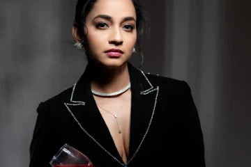 ஹோம்லியாக இருந்த அபர்ணதியா இப்படி.. எல்லைமீறிய கவர்ச்சி உடையில் போஸ்