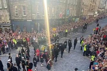 மகாராணியாரின் சவப்பெட்டியின்மீது வானிலிருந்து விழுந்த ஒளிக்கதிர்: மக்களை நெகிழவைத்த ஒரு இயற்கை அதிசயம்