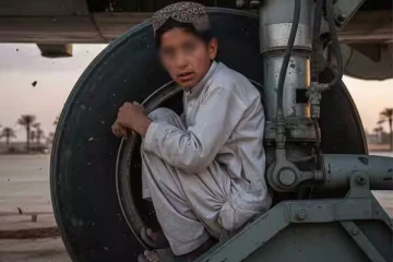 விமான சக்கரத்தில் அமர்ந்து பறந்து வந்த சிறுவன் - 2 மணி நேர திக்திக் பயணம்!