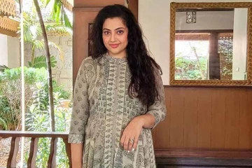 வெளிநாட்டில் உள்ள நடிகை மீனாவின் லேட்டஸ்ட் வீடியோ.. எப்படி இருக்கிறார் பாருங்க