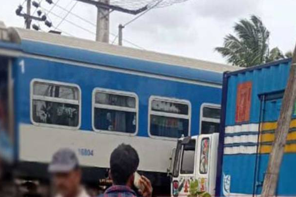 வவுனியாவில் பயங்கர விபத்து சம்பவம்: இருவர் வைத்தியசாலையில்! | Train Collides With Ferry In Vavuniya Two Injured