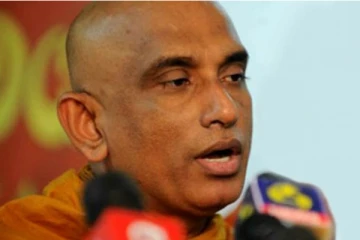 பொருளாதார நெருக்கடியை விடவும், அரசியல் நெருக்கடி ஆபத்தானது: அதுரலிய ரதன தேரர்