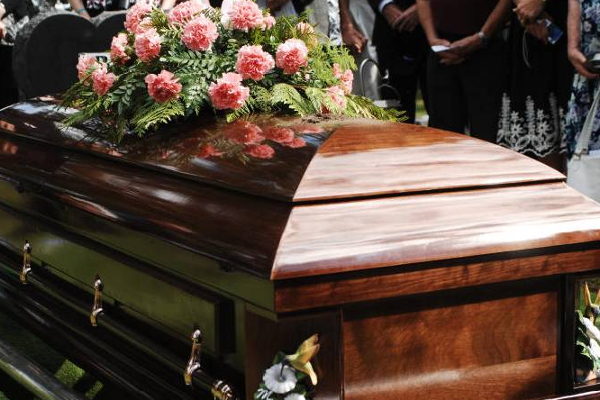 மகனின் இறுதிச்சடங்கில் 13 பேரை சுட்டுக் கொன்ற தந்தை! | Father Shot Dead 13 People At His Son S Funeral