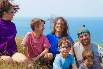 கனடாவை சேர்ந்த 6 பேர் கொண்ட குடும்பம் மொத்த உலகையும் சுற்றும் ஆச்சரியம்! பின்னணியில் கண்ணீர் காரணம்