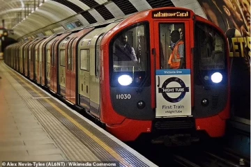 லண்டனில் இரவுநேர சுரங்க ரயில் சேவை மீண்டும் துவக்கம்! மகிழ்ச்சியில் பயணிகள்