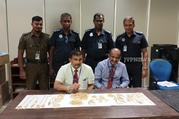 சுங்க அதிகாரியிடம் சிக்கிய தம்பதியினர்! | A Couple In Gold Smuggling Customs Officials