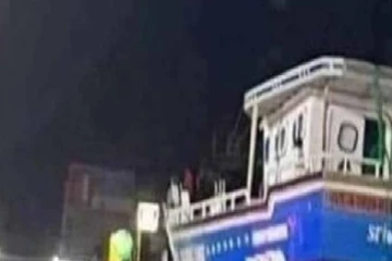 எரிபொருள் நிரப்பு நிலையத்திற்கு ஏற்றிவரப்பட்ட மீன்பிடி படகால் பரபரப்பு