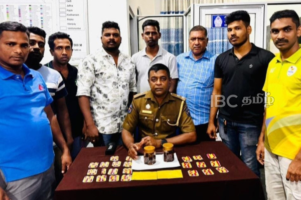 யாழில் சம்பவம் - சம்பல் போத்தலில் போதைப்பொருள் - மூன்று பேர் கைது | Three Youths Arrested In Jaffna யாழில் சம்பவம் - சம்பல் போத்தலில் போதைப்பொருள் - மூன்று பேர் கைது | Three Youths Arrested In Jaffna