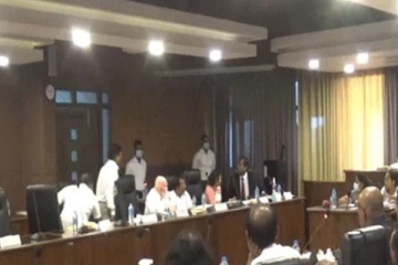 பாண் துண்டினால்  தாக்குதல்!  மாநகர சபை அமர்வில் ஏற்பட்ட குழப்பநிலை