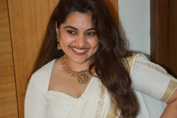 நிவேதா தாமஸ் ஓணம் சேலையில் லேட்டஸ்ட் போட்டோஷூட்