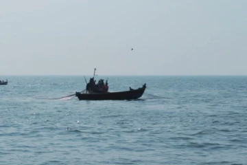 நடுகடலில் விபத்துக்குள்ளான மீன்பிடி படகுகள் ; மீனவர்கள் மாயம்