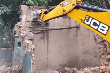 மூன்று வழக்குகள் உள்ள நிலையில் உடைத்து அகற்றப்பட்ட வியாபாரம் நிலையம்