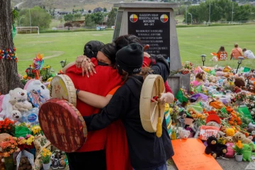 தோண்டத் தோண்ட வெளிவரும் பழங்குடி குழந்தைகளின் கல்லறைகள்! கனடாவில் சோகம்..