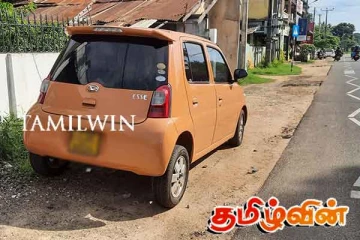 யாழில் உரியவர்களின்றி நிற்கும் கார்: பொலிஸாருக்கு வழங்கப்பட்ட தகவல்