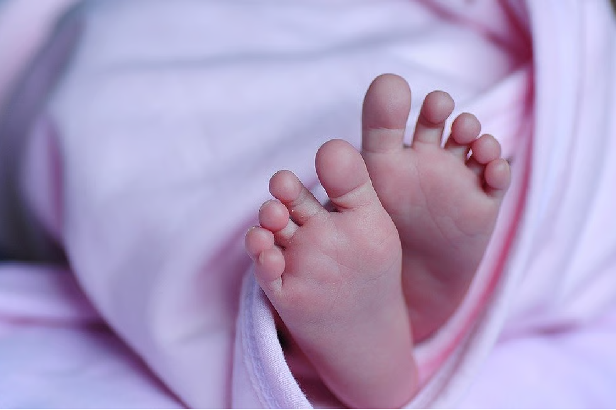 கழிவறை தொட்டியில் பச்சிளம் சிசுவை கைவிட முயன்ற இளம்பெண் ; பொதுமக்கள் செய்த சம்பவம் | Young Woman Tries To Abandon Newborn In Toilet
