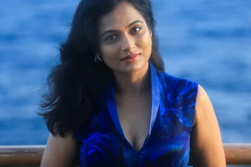 மீண்டும் கிளாமரில் ரம்யா பாண்டியன்.. நடுக்கடலில் வேற லெவல் போஸ்