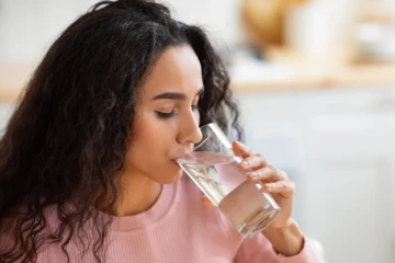 தண்ணீர் அதிகம் குடித்தால் இந்த ஆபத்து ஏற்படுத்துமாம்..உஷார் இருங்க