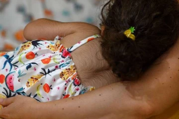 கொத்து கொத்தாக முடி கொட்டுதா; மாத்திரை சாப்பிடுறீங்களா? குழந்தைக்கு இந்த பிரச்சனை வரும்!