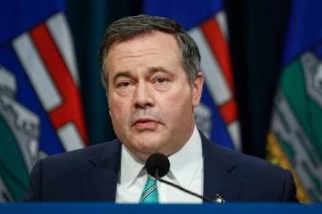 எய்ட்ஸ் நோயாளிகளுடன் ஒப்பிட்டு பேசிய கனேடிய மாகாண முதல்வர்: கொந்தளித்த மக்கள்