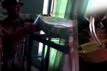 පාළු ගොඩනැගිල්ලක අමුතුම වැඩක් කළ පාසල් සිසු සිසුවියන්..