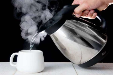 வெந்நீரில் இவ்வளவு ஆபத்து உள்ளதா? இந்த நேரத்தில் மட்டும் குடிச்சிடாதீங்க