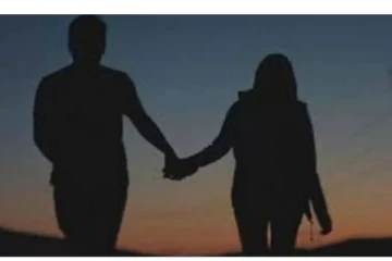 பதினொன்றாம் வகுப்பு மாணவருடன் பள்ளி ஆசிரியை ஒட்டம்? - அதிர்ச்சியில் பெற்றோர்