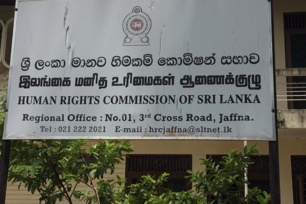 யாழில் மாணவிகளுடன் அங்கச்சேட்டையில் ஈடுபட்ட ஆசிரியர்.. பெற்றோர் எடுத்த நடவடிக்கை | Teacher Misbehaved With Students In Jaffna