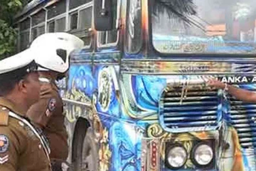 தனியார் பேருந்துகளின் சாரதிகள் இருவர் கைது