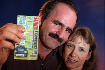 லொட்டரி வென்றதை நடித்து காட்டிய நபருக்கு மீண்டும் அடித்த அதிர்ஷ்டம்! நேரலையில் உலகமே பார்த்த காட்சி இப்போது வைரல்