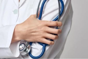 ஒன்றாரியோவில் மருத்துவ நிபுணர்களுக்காக காத்திருக்கும் மக்கள்