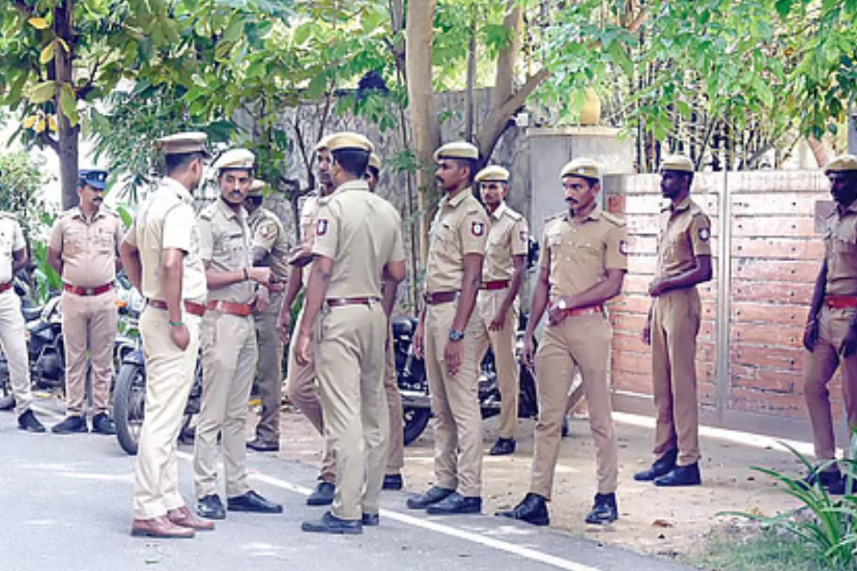 சூடுபிடிக்கும் நிலவரம் - தவெக தலைவர் விஜய்யின் வீட்டிற்கு முன் குவிக்கப்பட்டுள்ள பொலிஸார் | Heavy Security At Thaweka Leader Vijay S House