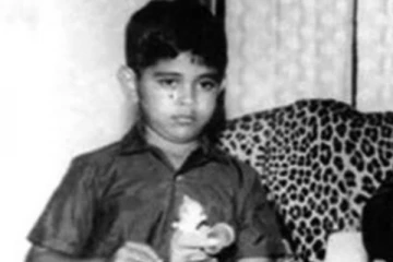 இந்த புகைப்படத்தில் இருக்கும் நடிகர் யார் தெரியுமா.. இவர் மாபெரும் நட்சத்திரத்தின் மகன் ஆவார்