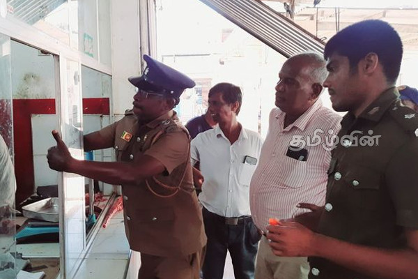கல்முனை மாநகர சபை எல்லையினுள் திடீர் களப்பரிசோதனை (Photos) | Sudden Visit By Police In Kalamunai Meat Shops