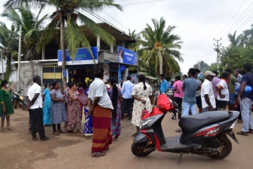 வீதியை செப்பனிடுமாறு கோரி மக்கள் வீதியை மறித்து போராட்டம் (Video)