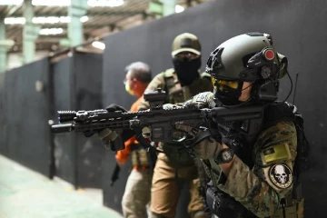 சீனாவுடனான போருக்கு தயாராகும் தைவான்: துப்பாக்கிகளுடன் பயிற்சியில் குவித்த பொதுமக்கள்!