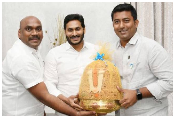 18 லட்சத்துக்கு ஏலம் போன லட்டு! அப்படி என்ன ஸ்பெஷல்? | Laddu Auctioned For 18 Lakhs