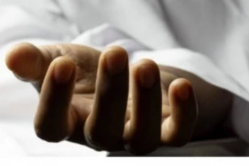 නඳුනන පුද්ගලයෙකුගේ මළසිරුරක් සොයා ගනී.