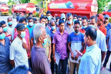 எரிபொருள் முனையத்திற்கு அமைச்சர் திடீர் விஜயம்! (படம்)