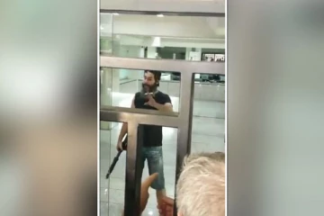 துப்பாக்கியுடன் வங்கிக்குள் புகுந்த நபரால் பரபரப்பு!