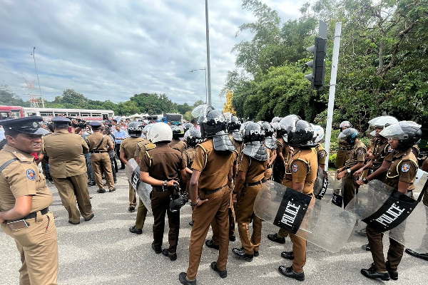 கொழும்பில் பாரிய ஆர்ப்பாட்டம்: குவிக்கப்பட்ட காவல்துறையினர் (காணொளி) | Colombo Protest Today