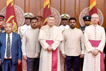 අලුත් වෙනසක් - නව තානාපතිවරු සිව් දෙනෙක් සහ මහකොමසාරිස්වරු දෙදෙනෙක් ජනපතිට අක්තපත්‍ර භාර දෙති