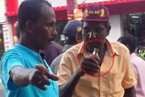 மதுபானம் வழங்கி போராட்டக்களத்திற்கு அனுப்பி வைக்கப்பட்ட மகிந்த ஆதரவாளர்கள்! | Sri Lanka Galle Protest Mahinda Police