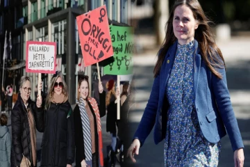 பெண்களுடன் இணைந்து வேலைநிறுத்த போராட்டத்தில் ஈடுபட்ட ஐஸ்லாந்து பிரதமர்