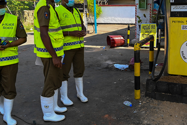 இரு எரிபொருள் நிரப்பு நிலையங்களில் ஊழியர்களுக்கு காத்திருந்த அதிர்ச்சி; சந்தேக நபர்கள் யார்? | Robbery At 2 Fuel Filling Stations In Anuradhapura