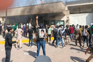 முற்றுகையிடப்பட்ட அமெரிக்க தூதரகம் ; ஈரான் ஆதரவாளர்கள் பலர் மீது துப்பாக்கி சூடு