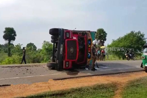 வவுனியாவில் பயங்கர விபத்து சம்பவம்: ஒருவர் வைத்தியசாலையில் அனுமதி! | Vavuniya Accident One Person Injured Hospital