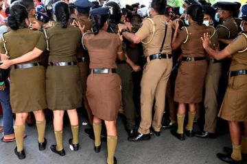 பொலிஸ் நிலையத்தில் கலகம் விளைவித்த பெண் பொலிஸ் உத்தியோகத்தர் கைது