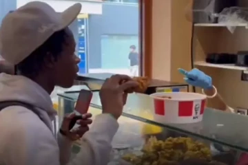 லண்டன் சைவ உணவகத்தில் அசைவ உணவு சாப்பிட்டு எல்லை மீறிய நபர் ; வைரலாகும் அதிர்ச்சி வீடியோ