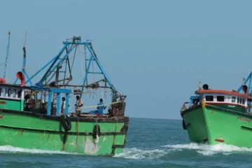 80 அடி நீள இழுவைப் படகுடன் கைதான இந்தியர்கள்